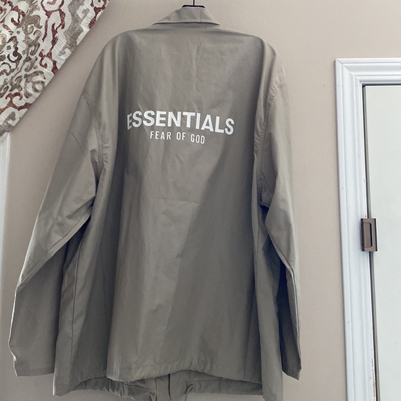 Essentials windbreaker - Picture 2 of 4